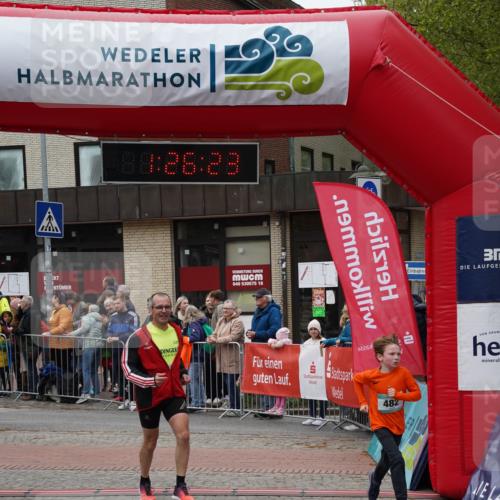 04.05.2025 - 8. Wedeler Halbmarathon Felixshl http://msf.ph/oto/7817060 04.05.2025 11:26:21 Ziel 482, 485, 801, 923 meine-sportfotos.de