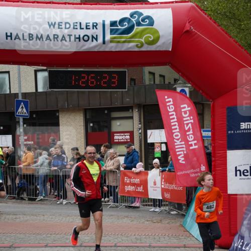 04.05.2025 - 8. Wedeler Halbmarathon Felixshl http://msf.ph/oto/7817061 04.05.2025 11:26:21 Ziel 482, 485, 801, 923 meine-sportfotos.de