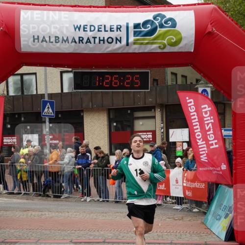 04.05.2025 - 8. Wedeler Halbmarathon Felixshl http://msf.ph/oto/7817067 04.05.2025 11:26:23 Ziel 482, 485, 923 meine-sportfotos.de