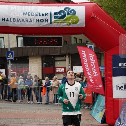 04.05.2025 - 8. Wedeler Halbmarathon Felixshl http://msf.ph/oto/7817070 04.05.2025 11:26:24 Ziel 482, 485, 923 meine-sportfotos.de