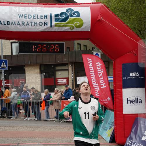04.05.2025 - 8. Wedeler Halbmarathon Felixshl http://msf.ph/oto/7817072 04.05.2025 11:26:24 Ziel 482, 485, 923 meine-sportfotos.de