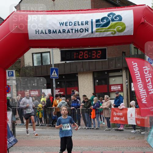 04.05.2025 - 8. Wedeler Halbmarathon Felixshl http://msf.ph/oto/7817073 04.05.2025 11:26:30 Ziel 1173, 1174 meine-sportfotos.de