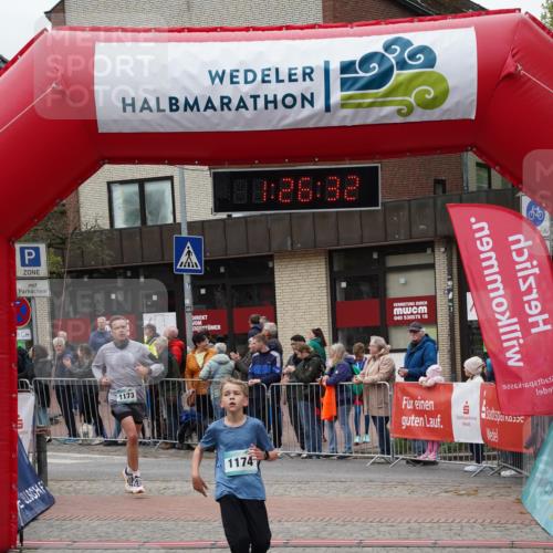 04.05.2025 - 8. Wedeler Halbmarathon Felixshl http://msf.ph/oto/7817075 04.05.2025 11:26:30 Ziel 1173, 1174 meine-sportfotos.de