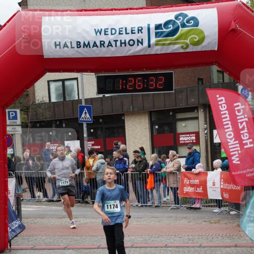 04.05.2025 - 8. Wedeler Halbmarathon Felixshl http://msf.ph/oto/7817076 04.05.2025 11:26:30 Ziel 1173, 1174 meine-sportfotos.de