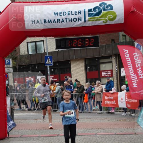 04.05.2025 - 8. Wedeler Halbmarathon Felixshl http://msf.ph/oto/7817078 04.05.2025 11:26:30 Ziel 1173, 1174 meine-sportfotos.de