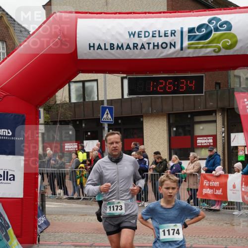 04.05.2025 - 8. Wedeler Halbmarathon Felixshl http://msf.ph/oto/7817082 04.05.2025 11:26:33 Ziel 957, 1173, 1174, 1188 meine-sportfotos.de