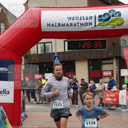 04.05.2025 - 8. Wedeler Halbmarathon Felixshl http://msf.ph/oto/7817083 04.05.2025 11:26:33 Ziel 957, 1173, 1174, 1188 meine-sportfotos.de