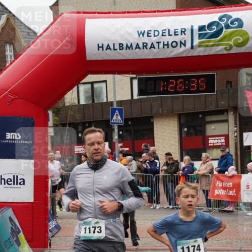 04.05.2025 - 8. Wedeler Halbmarathon Felixshl http://msf.ph/oto/7817086 04.05.2025 11:26:33 Ziel 957, 1173, 1174, 1188 meine-sportfotos.de