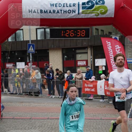 04.05.2025 - 8. Wedeler Halbmarathon Felixshl http://msf.ph/oto/7817087 04.05.2025 11:26:36 Ziel 957, 1173, 1174, 1188 meine-sportfotos.de