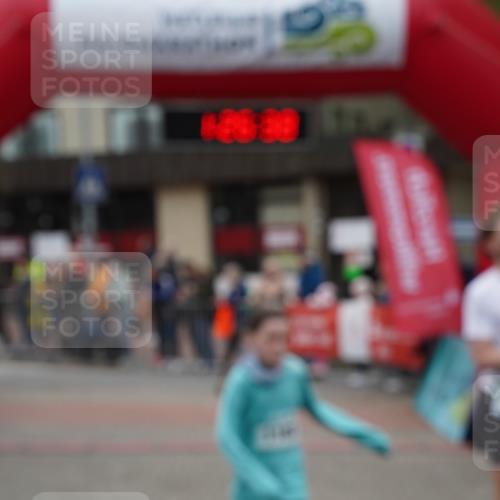 04.05.2025 - 8. Wedeler Halbmarathon Felixshl http://msf.ph/oto/7817088 04.05.2025 11:26:36 Ziel 957, 1173, 1174, 1188 meine-sportfotos.de