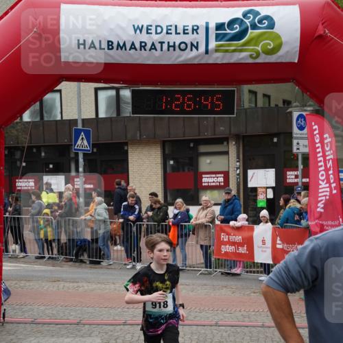04.05.2025 - 8. Wedeler Halbmarathon Felixshl http://msf.ph/oto/7817101 04.05.2025 11:26:43 Ziel 643, 918, 919 meine-sportfotos.de