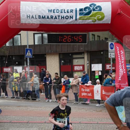 04.05.2025 - 8. Wedeler Halbmarathon Felixshl http://msf.ph/oto/7817102 04.05.2025 11:26:43 Ziel 643, 918, 919 meine-sportfotos.de