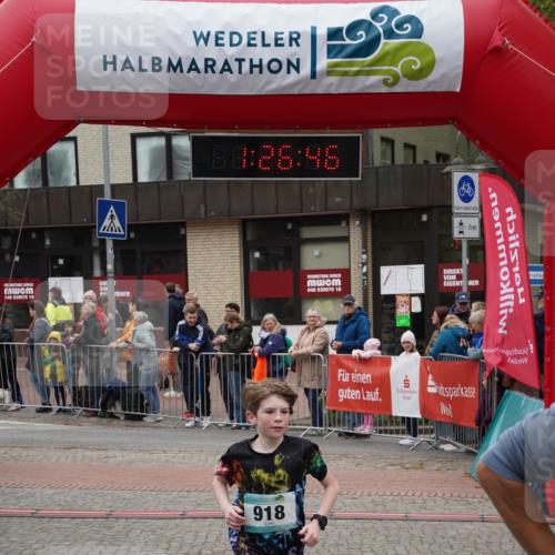 04.05.2025 - 8. Wedeler Halbmarathon Felixshl http://msf.ph/oto/7817103 04.05.2025 11:26:44 Ziel 643, 918, 919 meine-sportfotos.de