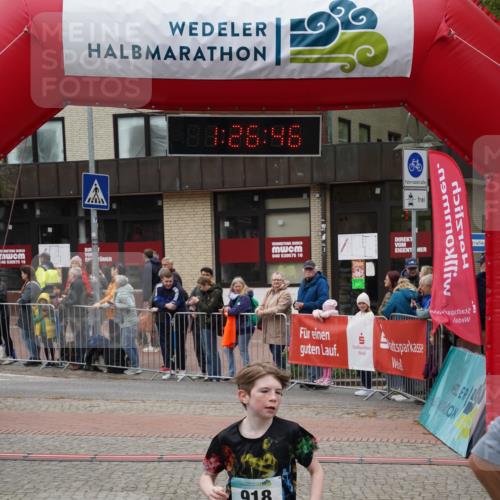 04.05.2025 - 8. Wedeler Halbmarathon Felixshl http://msf.ph/oto/7817104 04.05.2025 11:26:44 Ziel 643, 918, 919 meine-sportfotos.de