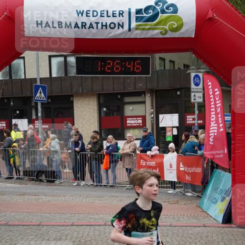 04.05.2025 - 8. Wedeler Halbmarathon Felixshl http://msf.ph/oto/7817105 04.05.2025 11:26:44 Ziel 643, 918, 919 meine-sportfotos.de
