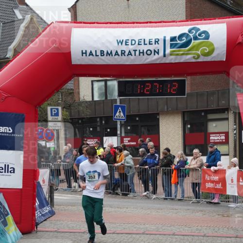 04.05.2025 - 8. Wedeler Halbmarathon Felixshl http://msf.ph/oto/7817122 04.05.2025 11:27:10 Ziel 303, 352 meine-sportfotos.de