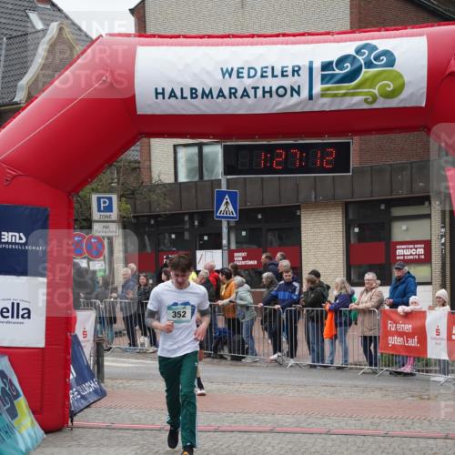 04.05.2025 - 8. Wedeler Halbmarathon Felixshl http://msf.ph/oto/7817123 04.05.2025 11:27:10 Ziel 303, 352 meine-sportfotos.de