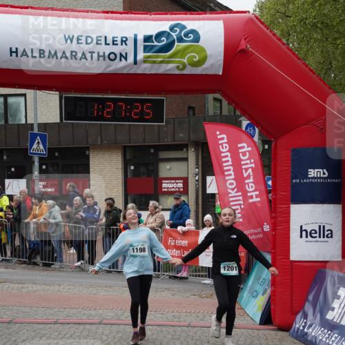 04.05.2025 - 8. Wedeler Halbmarathon Felixshl http://msf.ph/oto/7817156 04.05.2025 11:27:23 Ziel 1038, 1198, 1201 meine-sportfotos.de