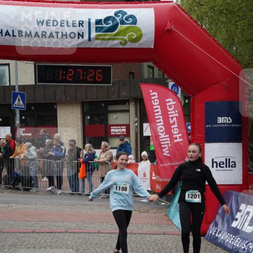 04.05.2025 - 8. Wedeler Halbmarathon Felixshl http://msf.ph/oto/7817161 04.05.2025 11:27:24 Ziel 1038, 1198, 1201 meine-sportfotos.de