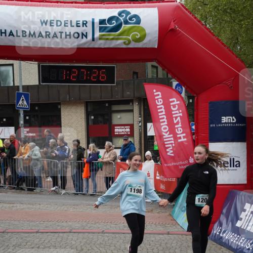 04.05.2025 - 8. Wedeler Halbmarathon Felixshl http://msf.ph/oto/7817162 04.05.2025 11:27:24 Ziel 1038, 1198, 1201 meine-sportfotos.de