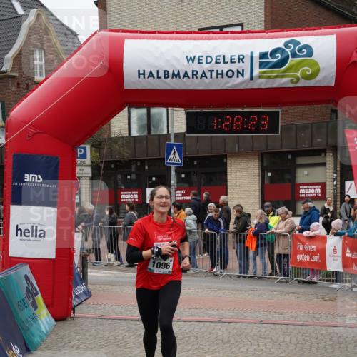 04.05.2025 - 8. Wedeler Halbmarathon Felixshl http://msf.ph/oto/7817260 04.05.2025 11:28:21 Ziel 372, 836, 1096, 1195 meine-sportfotos.de
