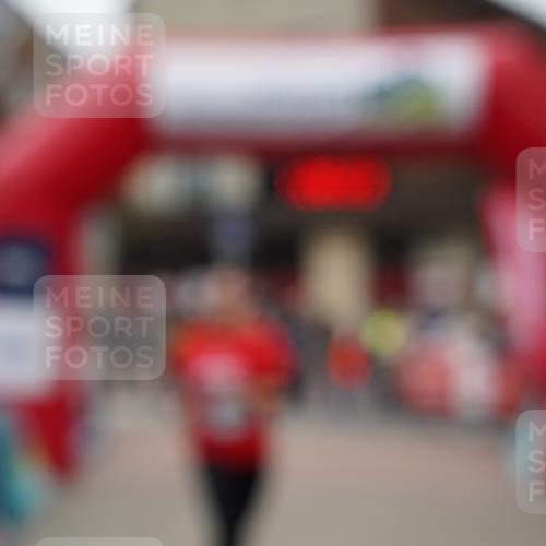 04.05.2025 - 8. Wedeler Halbmarathon Felixshl http://msf.ph/oto/7817262 04.05.2025 11:28:21 Ziel 372, 836, 1096, 1195 meine-sportfotos.de