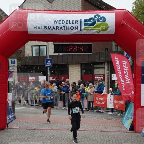 04.05.2025 - 8. Wedeler Halbmarathon Felixshl http://msf.ph/oto/7817275 04.05.2025 11:28:39 Ziel 227, 228, 301, 1204 meine-sportfotos.de
