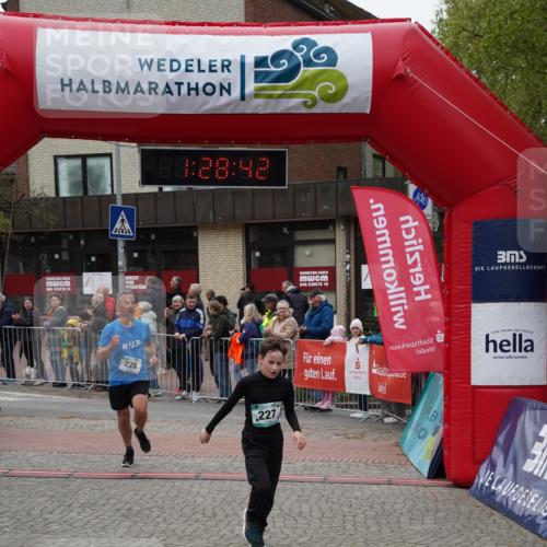 04.05.2025 - 8. Wedeler Halbmarathon Felixshl http://msf.ph/oto/7817278 04.05.2025 11:28:40 Ziel 27, 227, 228, 301, 1204 meine-sportfotos.de