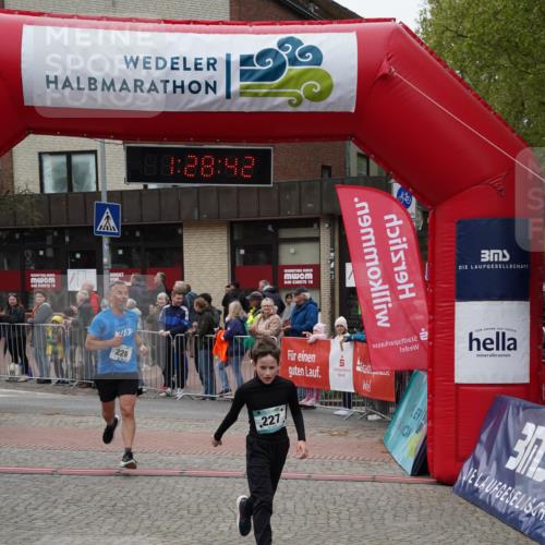 04.05.2025 - 8. Wedeler Halbmarathon Felixshl http://msf.ph/oto/7817279 04.05.2025 11:28:40 Ziel 27, 227, 228, 301, 1204 meine-sportfotos.de