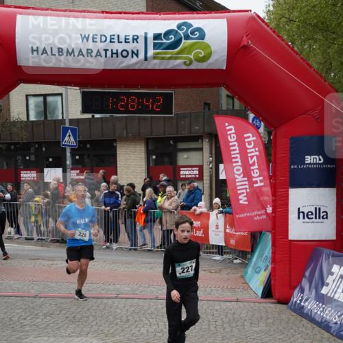04.05.2025 - 8. Wedeler Halbmarathon Felixshl http://msf.ph/oto/7817280 04.05.2025 11:28:40 Ziel 27, 227, 228, 301, 1204 meine-sportfotos.de
