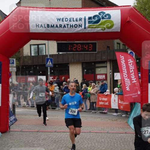 04.05.2025 - 8. Wedeler Halbmarathon Felixshl http://msf.ph/oto/7817282 04.05.2025 11:28:41 Ziel 27, 227, 228, 301, 1204 meine-sportfotos.de