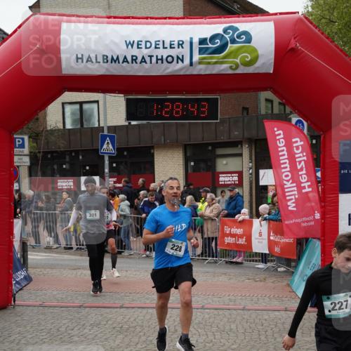 04.05.2025 - 8. Wedeler Halbmarathon Felixshl http://msf.ph/oto/7817283 04.05.2025 11:28:41 Ziel 27, 227, 228, 301, 1204 meine-sportfotos.de