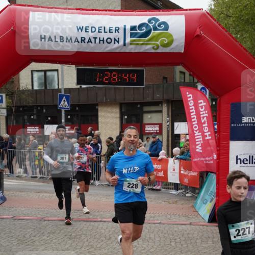 04.05.2025 - 8. Wedeler Halbmarathon Felixshl http://msf.ph/oto/7817286 04.05.2025 11:28:42 Ziel 27, 227, 228, 301, 1204 meine-sportfotos.de