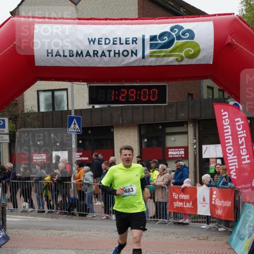 04.05.2025 - 8. Wedeler Halbmarathon Felixshl http://msf.ph/oto/7817311 04.05.2025 11:28:58 Ziel 483, 484 meine-sportfotos.de