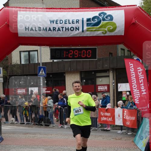 04.05.2025 - 8. Wedeler Halbmarathon Felixshl http://msf.ph/oto/7817313 04.05.2025 11:28:58 Ziel 483, 484 meine-sportfotos.de