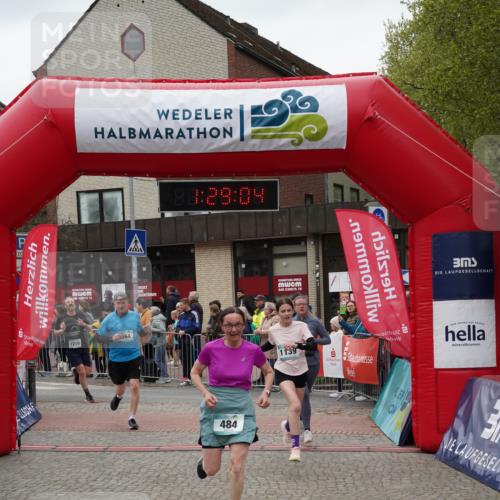 04.05.2025 - 8. Wedeler Halbmarathon Felixshl http://msf.ph/oto/7817317 04.05.2025 11:29:02 Ziel 56, 483, 484, 564, 924, 1139, 1210 meine-sportfotos.de