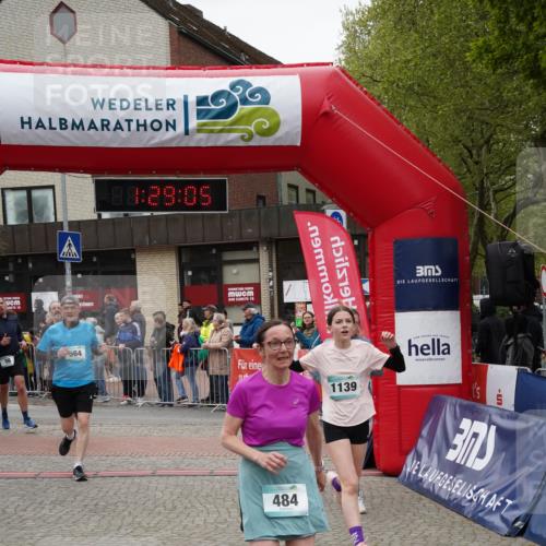 04.05.2025 - 8. Wedeler Halbmarathon Felixshl http://msf.ph/oto/7817322 04.05.2025 11:29:03 Ziel 56, 483, 484, 564, 924, 1139, 1210 meine-sportfotos.de