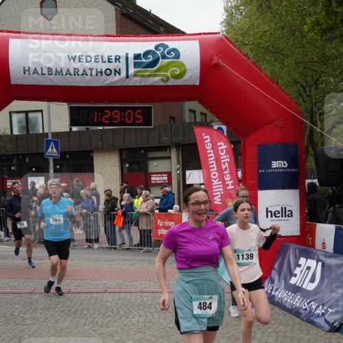 04.05.2025 - 8. Wedeler Halbmarathon Felixshl http://msf.ph/oto/7817323 04.05.2025 11:29:03 Ziel 56, 483, 484, 564, 924, 1139, 1210 meine-sportfotos.de
