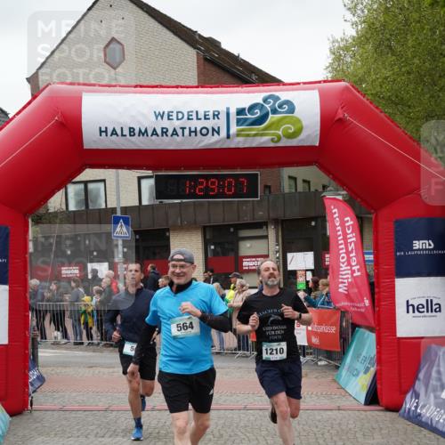 04.05.2025 - 8. Wedeler Halbmarathon Felixshl http://msf.ph/oto/7817326 04.05.2025 11:29:05 Ziel 56, 484, 564, 924, 1139, 1210 meine-sportfotos.de