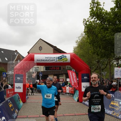 04.05.2025 - 8. Wedeler Halbmarathon Felixshl http://msf.ph/oto/7817327 04.05.2025 11:29:06 Ziel 56, 484, 564, 783, 784, 924, 1139, 1210 meine-sportfotos.de