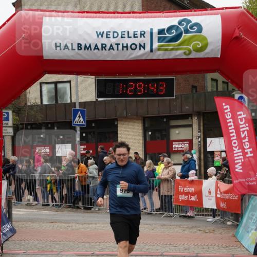 04.05.2025 - 8. Wedeler Halbmarathon Felixshl http://msf.ph/oto/7817388 04.05.2025 11:29:41 Ziel 969, 973 meine-sportfotos.de