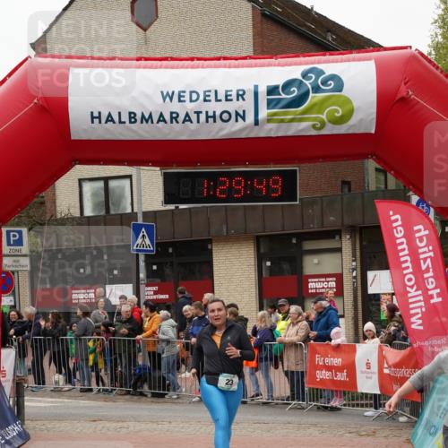 04.05.2025 - 8. Wedeler Halbmarathon Felixshl http://msf.ph/oto/7817402 04.05.2025 11:29:47 Ziel 23, 701, 973, 1004 meine-sportfotos.de