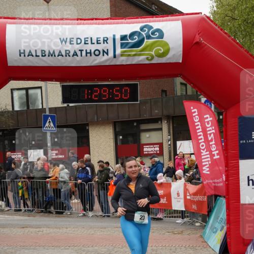 04.05.2025 - 8. Wedeler Halbmarathon Felixshl http://msf.ph/oto/7817407 04.05.2025 11:29:48 Ziel 23, 701, 1004 meine-sportfotos.de