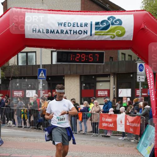 04.05.2025 - 8. Wedeler Halbmarathon Felixshl http://msf.ph/oto/7817421 04.05.2025 11:29:55 Ziel 1097 meine-sportfotos.de