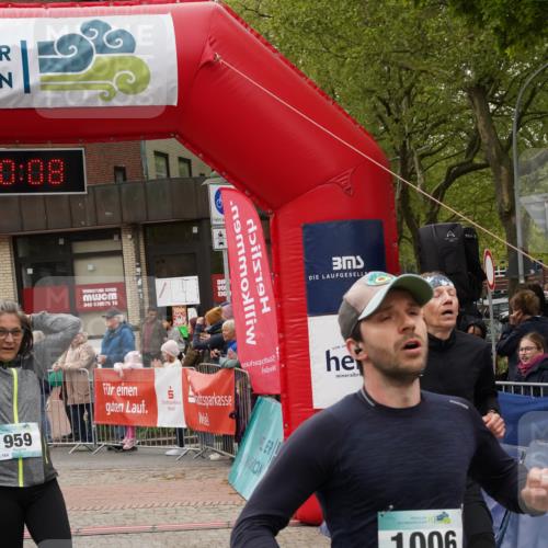 04.05.2025 - 8. Wedeler Halbmarathon Felixshl http://msf.ph/oto/7817447 04.05.2025 11:30:06 Ziel 454, 567, 575, 704, 959, 1006, 1133 meine-sportfotos.de