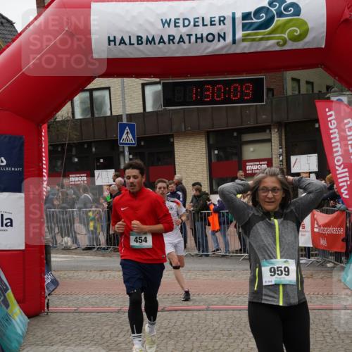 04.05.2025 - 8. Wedeler Halbmarathon Felixshl http://msf.ph/oto/7817448 04.05.2025 11:30:07 Ziel 454, 567, 575, 959, 1006 meine-sportfotos.de