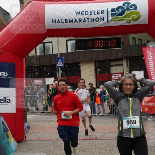 04.05.2025 - 8. Wedeler Halbmarathon Felixshl http://msf.ph/oto/7817449 04.05.2025 11:30:08 Ziel 454, 567, 575, 959, 1006 meine-sportfotos.de