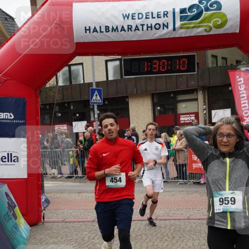04.05.2025 - 8. Wedeler Halbmarathon Felixshl http://msf.ph/oto/7817451 04.05.2025 11:30:08 Ziel 454, 567, 575, 959, 1006 meine-sportfotos.de