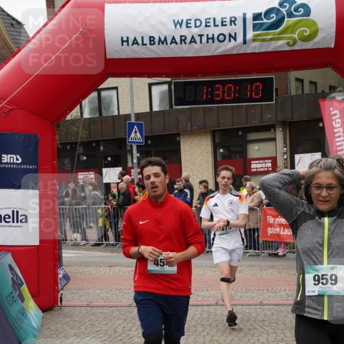 04.05.2025 - 8. Wedeler Halbmarathon Felixshl http://msf.ph/oto/7817452 04.05.2025 11:30:08 Ziel 454, 567, 575, 959, 1006 meine-sportfotos.de