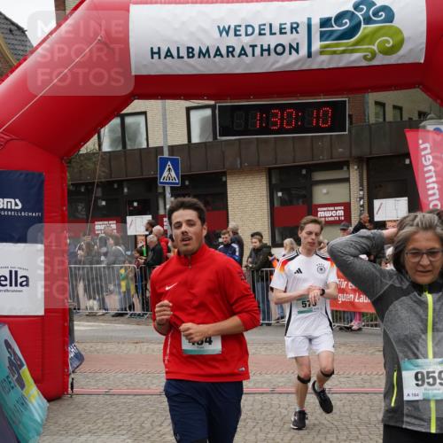 04.05.2025 - 8. Wedeler Halbmarathon Felixshl http://msf.ph/oto/7817453 04.05.2025 11:30:08 Ziel 454, 567, 575, 959, 1006 meine-sportfotos.de